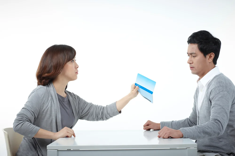 유류분 특별수익 공제 방법|통장을 사이에 두고 갈등하는 남녀의 모습